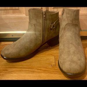 Easy Street Tan Comfort Waves Ankle 👢 9W- Brand New w/o Box or Tags.🏷️